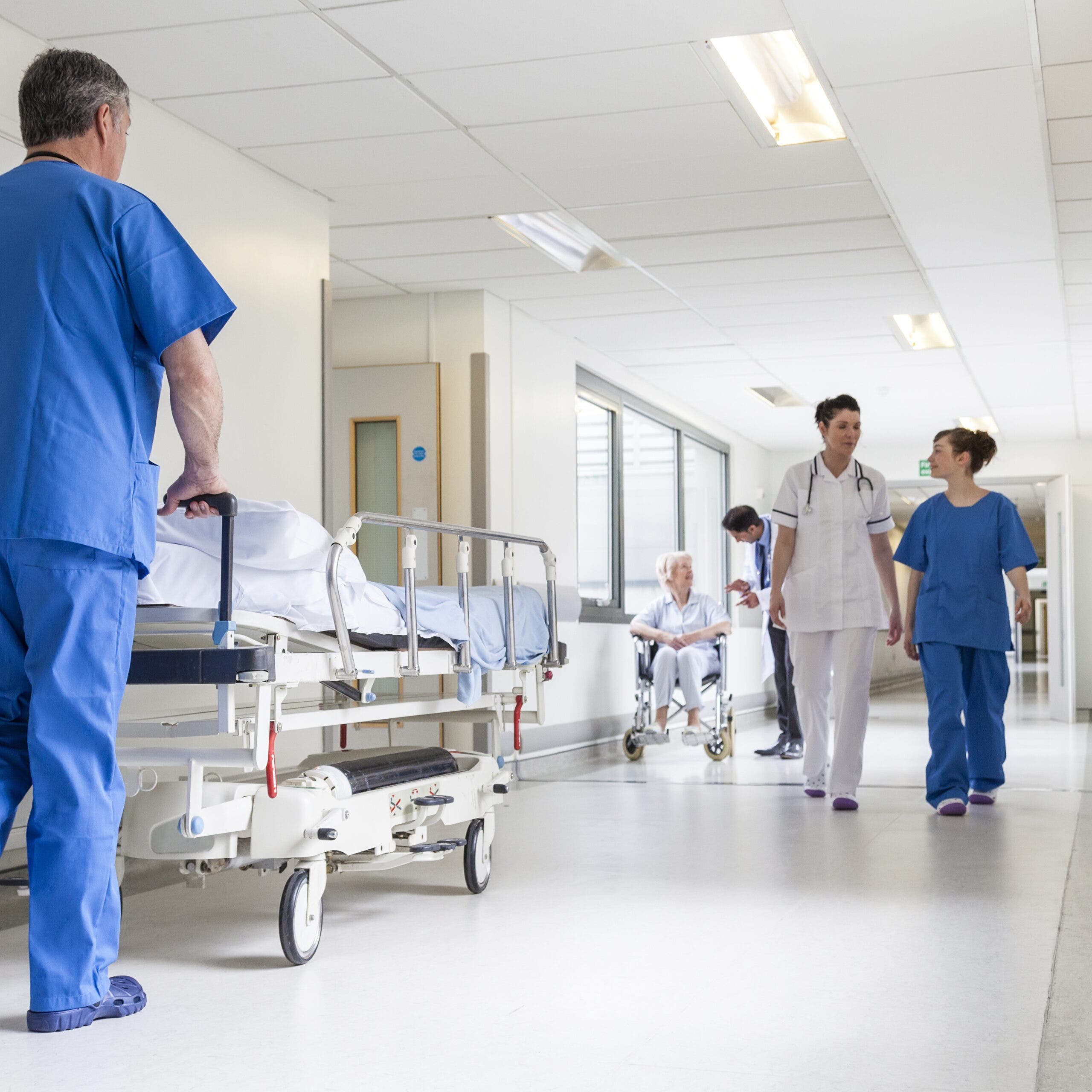 Människor i en korridor på ett sjukhus