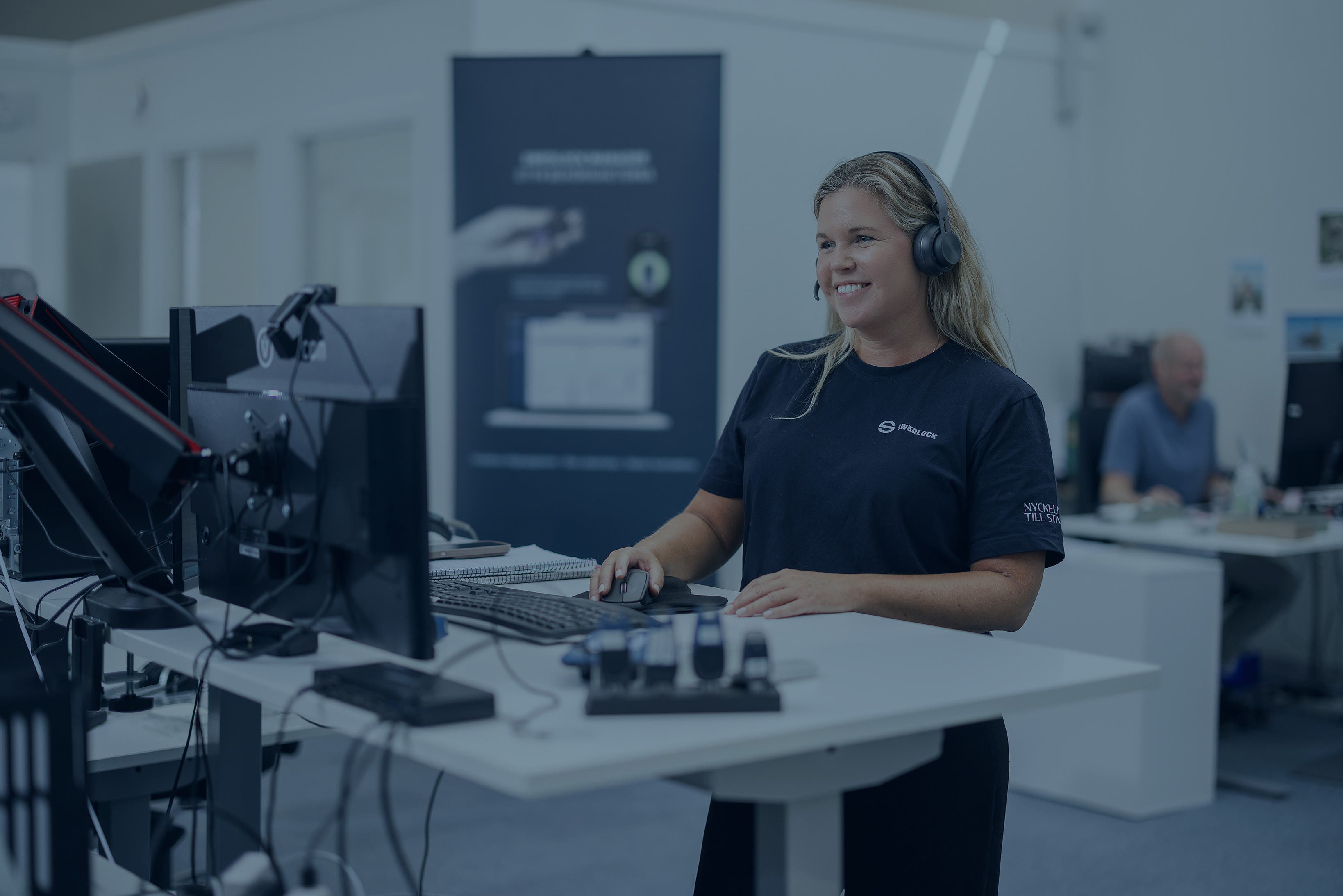 bild på kvinna med headset vid en dator